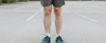 Crop unrecognizable male training with heavy dumbbells becoming stronger while working on body