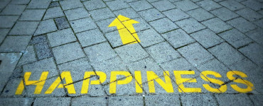 a brick sidewalk with a yellow arrow painted on it