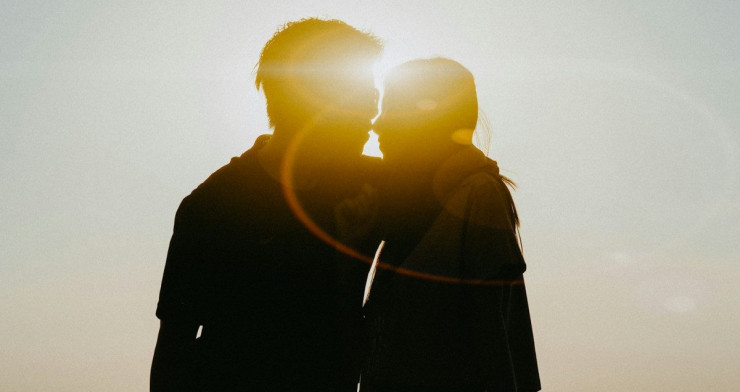 silhouette of man and woman about to kiss